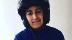 O adolescente Nahel M. usando um capaceteesportebet tvmotocicleta