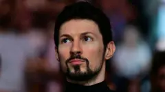 Pavel Durov, un hombre de tez blanca con cabello y barba de color oscuro, mira hacia la izquierda.