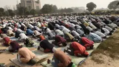 Mji wa Gurgaon unakadiriwa kuwa na waislamu laki tano, wengi wao wakiwa ni wafanyakazi wahamiaji