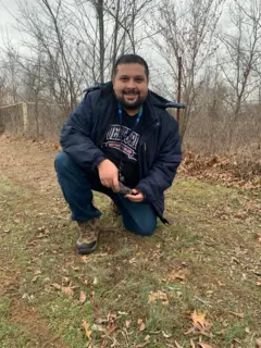 Vargas segura um fragmento de meteorito que encontrou nos EUA