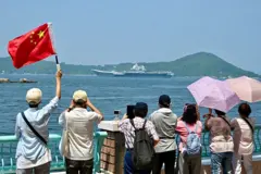 Un grupo de ciudadanos chinos viendo a lo lejos del Fujian.