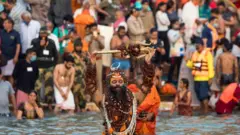 பிரயாக்ராஜ், நாசிக் உள்ளிட்ட இந்தியாவின் நான்கு நகரங்களில் கும்பமேளா திருவிழா நடைபெறுகிறது.