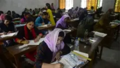 বিভিন্ন বিশ্ববিদ্যালয়ে ভর্তি পরীক্ষা দিয়ে থাকেন কয়েক লাখ শিক্ষার্থী