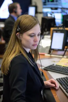 A controladora de voo Julie Reed na sala de controle da missão Artemis 1