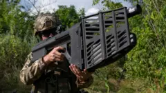 Soldado ucraniano con un arma anti drones