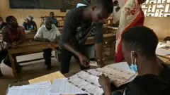 Distribution de carte d'électeur le 14 octobre, à Abidjan