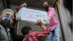 ২১শে জানুয়ারি ভারতের উপহার দেয়া ২০ লক্ষ ডোজ টিকা ঢাকায় আসে