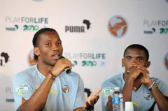 Le footballeur ivoirien Didier Drogba (à gauche) et le Camerounais Samuel Eto'o participent à une conférence de presse lors de l'Africa Unity Experience au stade Michel Hidalgo de Saint-Gratien, près de Paris, le 28 mai 2010.