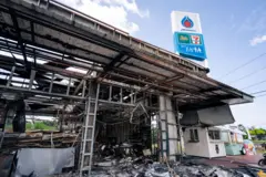 ปตท.กันทรลักษณ์ จ.ศรีสะเกษ หลังการปะทะแนวชายแดนไทย-กัมพูชา  หลังเช้าวันนี้ EOD และตำรวจตระเวนชายแดน เข้าเก็บกู้ระเบิดตกค้างในร้านสะดวกซื้อ ปั๊มน้ำมัน อ.กันทรลักษ์ จ.ศรีสะเกษ ก่อนเก็บกู้ร่างผู้เสียชีวิต โดยเจ้าหน้าที่ระบุว่าผู้เสียชีวิตที่กู้ร่างในวันนี้ มีทั้งหมด 5 ร่าง ในจำนวนนี้รวม 2 แม่ลูกด้วย ส่วนเมื่อวานนี้ (24 ก.ค.) กู้ 3 ร่าง รวมผู้เสียชีวิตในจุดนี้ 8 คน (เมื่อวันที่ 25 กรกฎาคม 2568)