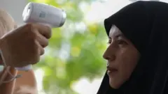 เจ้าหน้าที่วัดอุณหภูมิหญิงมุสลิมที รพ.ปัตตานี