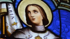 Vitral com retrato de Joana D'Arc