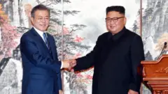 문재인 대통령과 김정은 북한 국무위원장이 2018년 9월 19일 백화원 영빈관에서 정상회담과 평양공동선언을 서명한 뒤 가진 회견에서 악수하고 있다