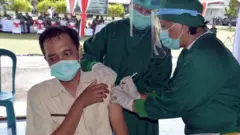 Simulasi vaksinasi oleh tenaga kesehatan