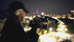 Patricio Guzmán durante la filmación