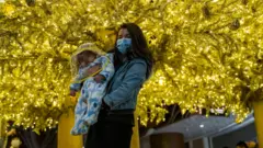 一名香港母亲抱着小孩