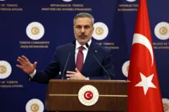 Dışişleri Bakanı Hakan Fidan bir basın toplantısında konuşuyor