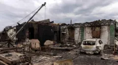 Зруйновані і спалені будинки і автомобіль