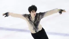 밝은 살구색의 상의와 검정 하의 피겨스케이팅 복장을 한 차준환 선수가 얼음 위에서 팔을 펼치고 연기를 선보이고 있다 