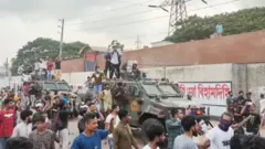 ادامه درگیری خشونت‌‌آمیز بین پلیس و دانشجویان در بنگلادش‌؛ اینترنت در داکا قطع شده است
