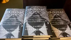 Экзампляры книги Original sin, на обложке которой изображен Джо Байден, закрывающий глаза руками.