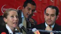 Abelardo de la Espriella, à direita, ao lado de outros advogados durante uma coletiva de imprensa sobre o escândalo da DMG