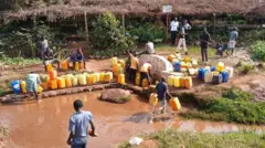 Abantu batondekesheje ibido kw'ibombo rya rusengo riri mu mwonga wo hepfo y'ihoteri Accolade mu Gisagara ca Gitega, Mukakaro, 2025