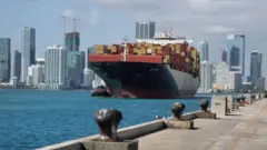 Barco carguero con mercancías