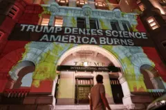 Imagem de 2020 mostra fachada do Trump International Hotel com mensagem ''Trump nega a ciência, a América queima'