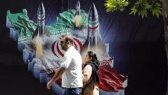 رهگذران در برابر تبلیغات موشکی