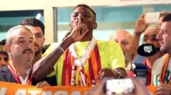 Victor Osimhen akilakiwa na umati wa mashabiki wa Galatasaray huko Instanbul, ingawa alifika asubuhi na mapema