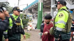 Dos policías interpelan a un sospechoso en  San Juan de Lurigancho. 