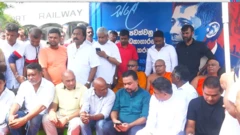 මේජර් ජෙනරාල් (විශ්‍රාමික) සුරේෂ් සලේ වෙනුවෙන් සත්‍යග්‍රහයට එක්වූ පිරිස