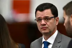 O ex-ministro da Justiça do Brasil, Anderson Torres, conversa com seu advogado durante sessão do Supremo Tribunal Federal que julga a participação dos acusados na tentativa de golpe de Estado de janeiro de 2023, em Brasília, em 10 de junho de 2025.