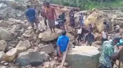 பப்புவா நியூ கினி: மண்ணுக்குள் புதைந்த 670 பேர், தொடரும் நிலச்சரிவுகள் - முழு விவரம்