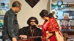 সিলিকন দিয়ে তৈরি প্রয়াত স্বার্ণব বাগচীর মূর্তির সঙ্গে তার বাবা-মা