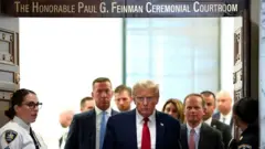 Donald Trump sai para um intervalo do julgamento sobre fraude contra a Organização Trump, na Suprema Corte do Estado de Nova York, no dia 7 de dezembro de 2023