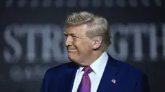 Президент США Дональд Трамп прибыл для выступления перед военнослужащими на авиабазе Аль-Удейд к юго-западу от Дохи, 15 мая 2025 г.