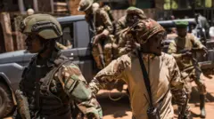 Itsinda ry'inyeshyamba za M23 ubwo ryari ririnze abapolisi ba DRC bari bamaze kumanika amaboko i Bukavu, mu ntara ya Kivu y'Epfo, bakaba bari bagiye kwinjizwa muri M23. Ifoto yafotowe ku itariki ya 22 Gashyantare (2) mu mwaka wa 2025. 