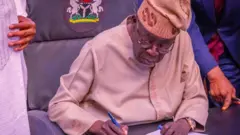 Aarẹ Tinubu n tọwọ bọwe kan 