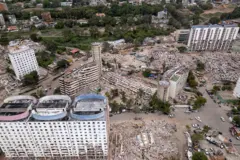 Vista áerea de edificios destruidos en La Guaira.
