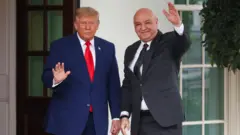الرئيس الأمريكي دونالد ترامب يستقبل نظيره اللبناني جوزاف عون لدى وصوله إلى البيت الأبيض في واشنطن، في 21 يوليو/تموز 2026. وجاء اللقاء في اليوم الأخير من زيارة عون التي استمرت أربعة أيام، لبحث النزاع بين إسرائيل وحزب الله، بالتزامن مع بدء الجيش الإسرائيلي أول انسحاب محدود من لبنان عقب الاتفاق الذي رعته الولايات المتحدة الشهر الماضي.