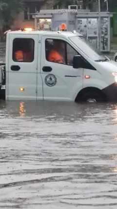 Затопленный автомобиль на улице