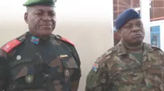 Lieutenant General Fall Sikabwe (ibumoso) na Brigadier General Monwabisi Dyakopu ukuriye umutwe w'ingabo za SADC 