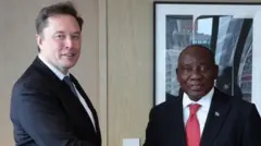 Ibiro vya Perezida Cyril Ramaphosa vyasohoye iyi sanamu ku mbuga hwaniro iriko ubutumwa bujanye n'iki kiyago co kuri terefone na Elon Musk