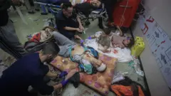 Heridos en un hospital de Jan Yunis.