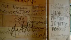 Foto de uma parede com dizeres em preto.