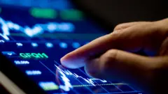 Dedo apunta en pantalla