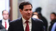 Rubio vestido terno e gravata e sorrindo