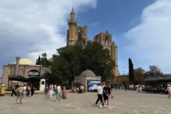 1328'de katedral olarak açılan ve 1571'de Osmanlı Devleti tarafından camiye çevrilen Gazimağusa'da Lala Mustafa Paşa Camii, orijinal ismi Aziz Nikolas Katedrali, KKTC'nin en büyük iki camisinden biri.