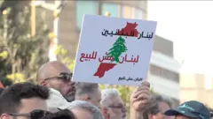 يافطة احتجاجية من لبنان ضد السوريين اللاجئين